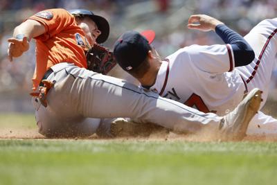 Braves lose another lead, get swept by Astros