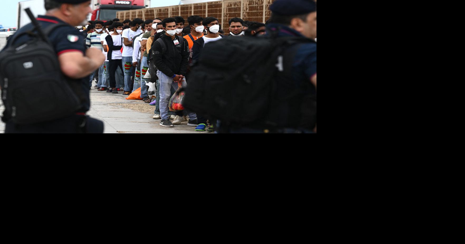 Close to 700 migrants on boats from Tunisia and Libya reach Italy overnight