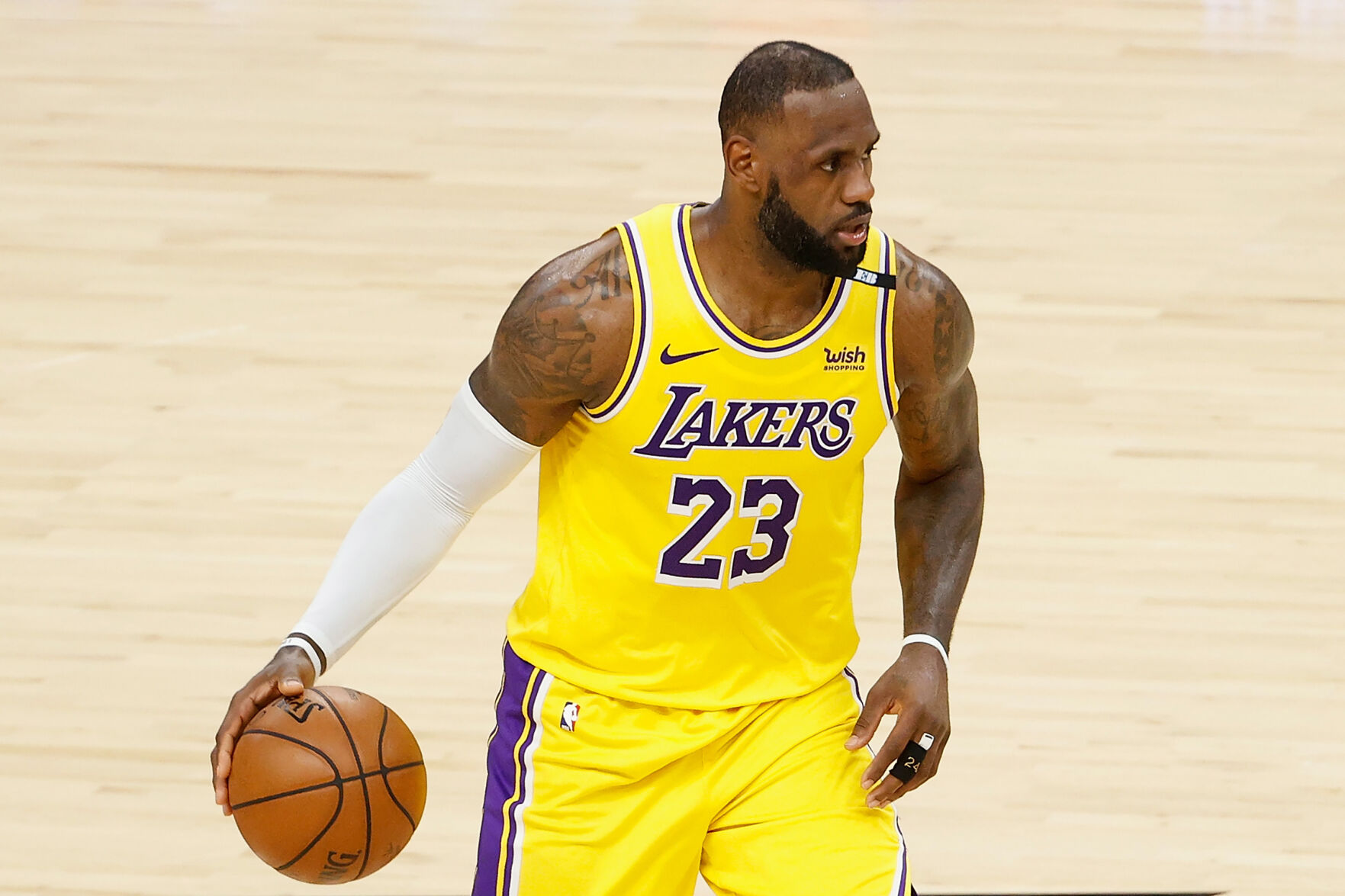 Lebron james switch deals to lakers