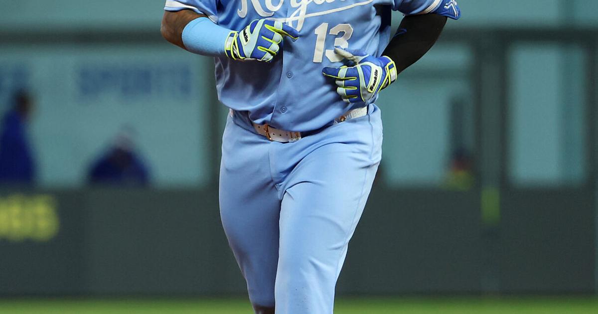 Royals use 6-run inning to split doubleheader vs. Brewers