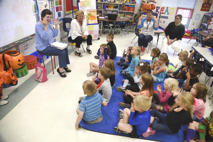 Kindergarten students learning sign language for classmate | Local News ...