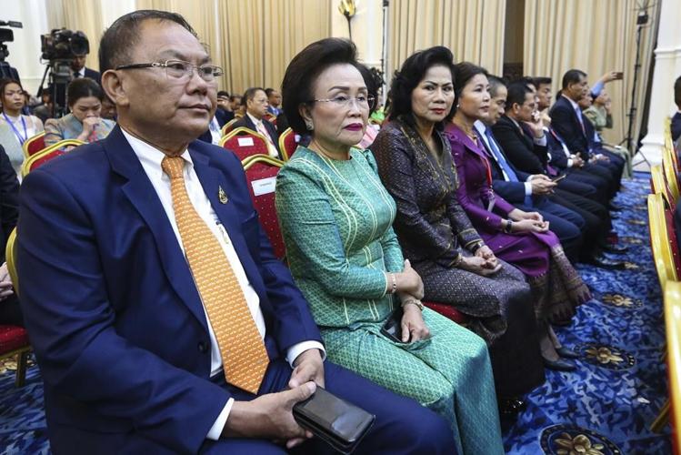 Cambodia's prime minister welcomes artifacts returned by New York's Met and other collections
