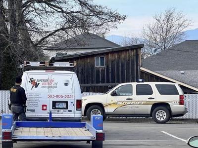 Suspect in standoff with Oregon police, most lockdowns ended