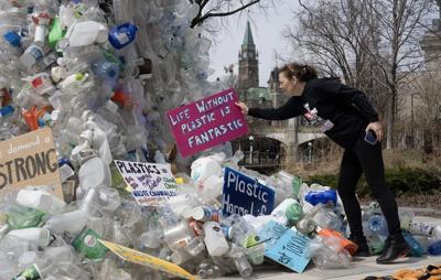 Le traité sur le plastique doit inclure un plafond sur la production, dit Guilbeault