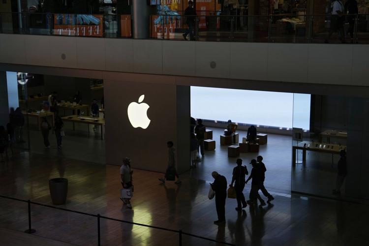 Apple has few incentives to start making iPhones in US, despite Trump's trade war with China