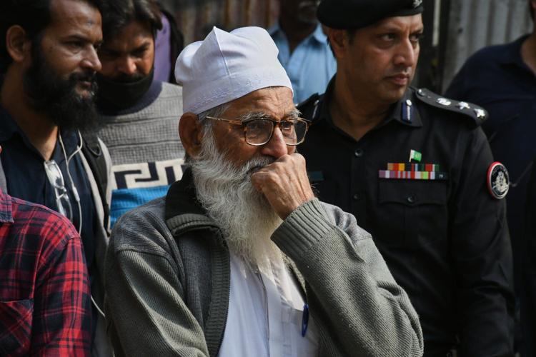 Rescuers recover more bodies from Karachi shopping plaza fire as death toll rises to 15