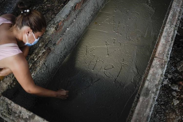 Survivors of Venezuelan mudslide bury dead, look for missing