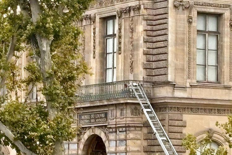 Thieves steal crown jewels in 4 minutes from Louvre Museum