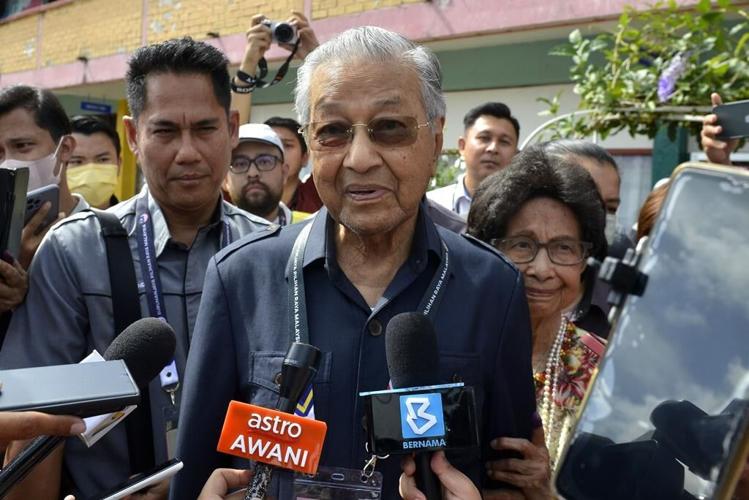 Two rival blocs race to form Malaysia's next government