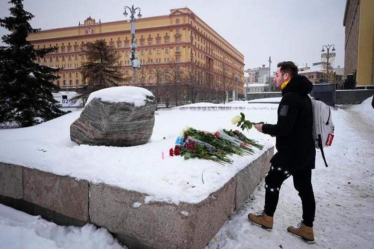 Tributes to Alexei Navalny, Putin's greatest foe, removed from Russian cities as police look on