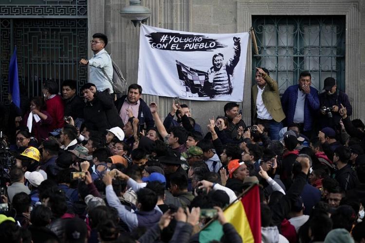 The Latest | Bolivian official says general wanted to take power, navy vice admiral also arrested