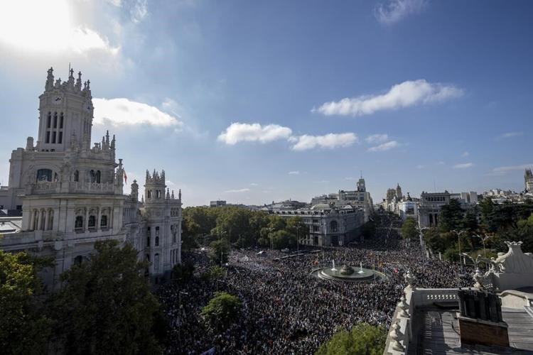 Thousands protest in support of public health care in Madrid