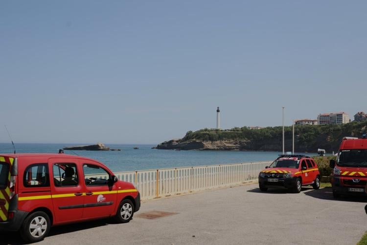 A cliff collapses near Biarritz lighthouse, killing a diver and leaving another missing