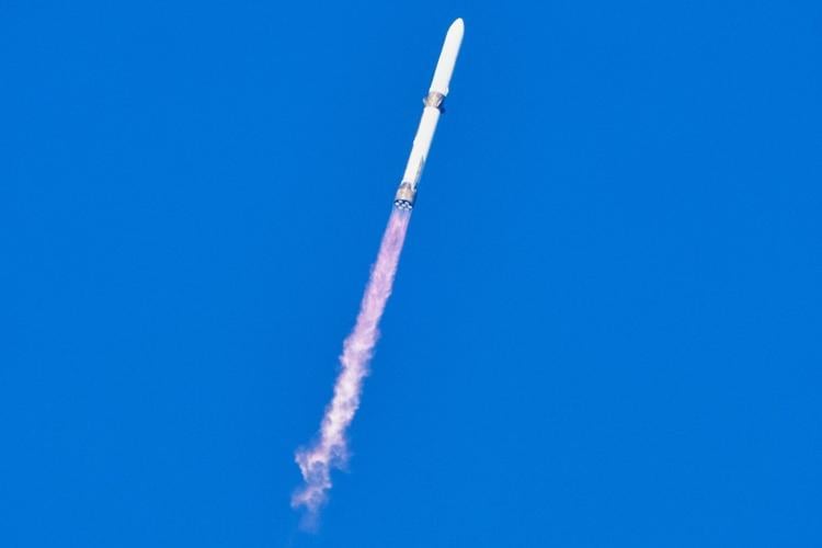 Blue Origin launches huge rocket carrying twin NASA spacecraft to Mars