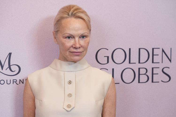 Pamela Anderson, Ryan Reynolds among ��ɫtvs vying for Golden Globes tonight