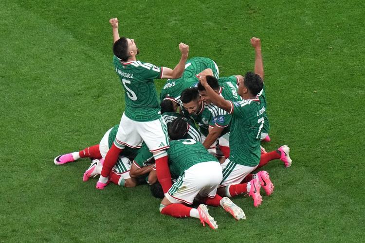 Mexico ends a 40-year knockout drought, beats Ecuador 2-0 to reach the round of 16