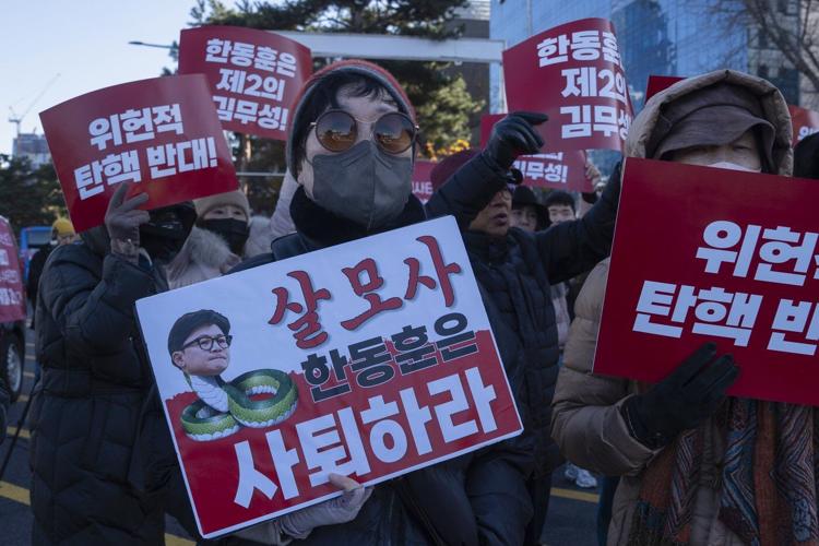South Korean president apologizes, saying he'll take responsibility for attempt at martial law