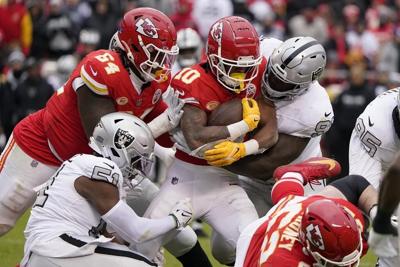 NFL roundup: Resurgent Raiders use 2 defensive touchdowns to clip Chiefs 20-14
