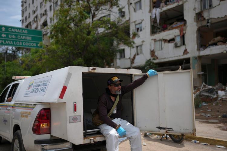 As quake rescue effort winds down, Venezuelans are left alone to recover their dead