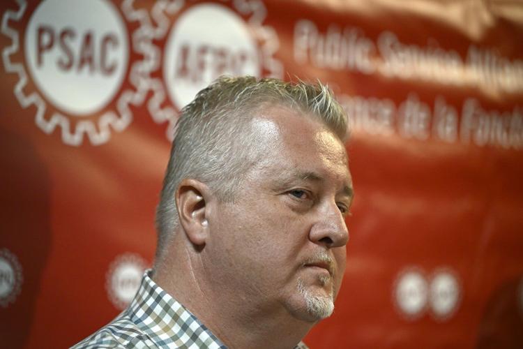 Federal union launches campaign denouncing cuts at CRA call centres