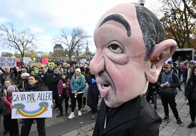 Doctors gather to protest physician payment bill at Bell Centre