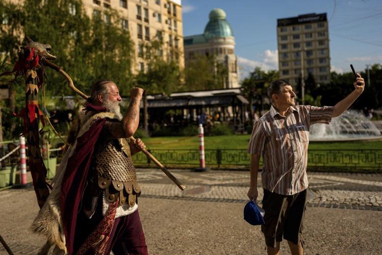 Photos show history lovers replaying ancient Roman battles in Romania