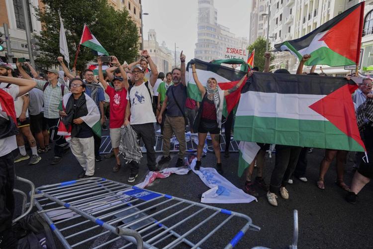 Vuelta organizers defend decision to keep Israeli team in race after protests in Madrid finale