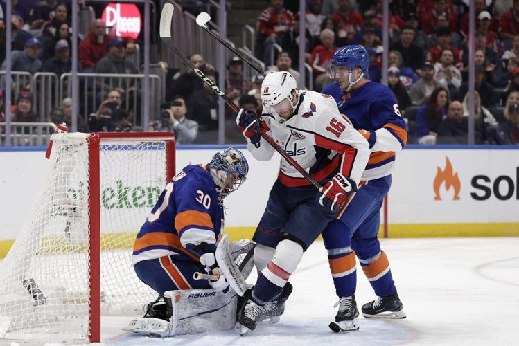 Ovechkin gets No. 895 to break NHL scoring record, but Islanders beat Capitals 4-1