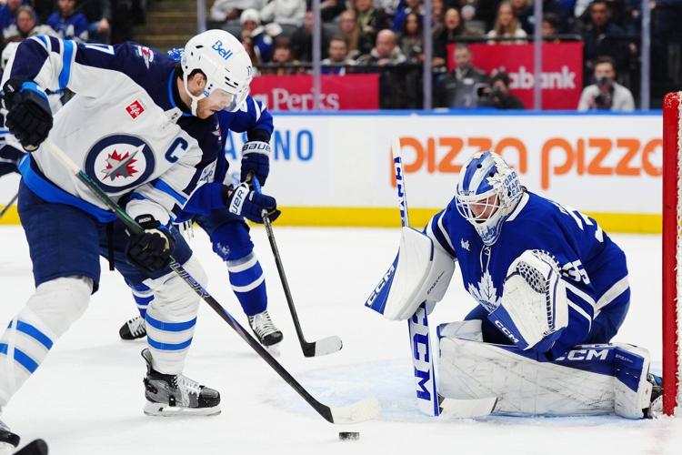 Matthews's hat trick, game-winner leads Maple Leafs to 6-5 comeback win over Jets