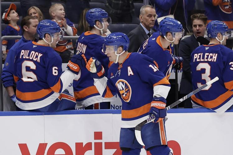 Ovechkin gets No. 895 to break NHL scoring record, but Islanders beat Capitals 4-1