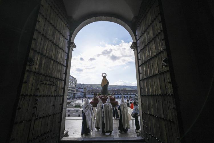 PHOTO COLLECTION: Holy Week Around the World