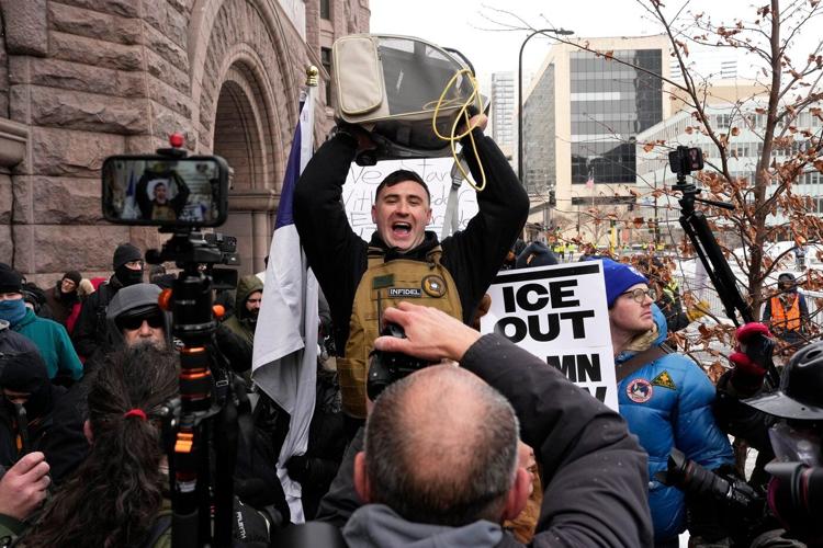 Photos show anti-ICE crowd chase off pro-ICE demonstrators from Minneapolis streets