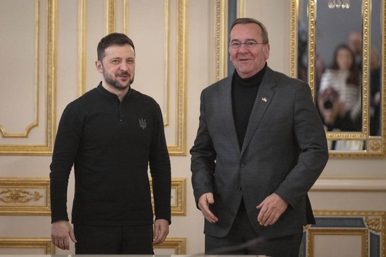Zelenskyy, Macron discuss Western troop deployment in Ukraine before German defense chief visits