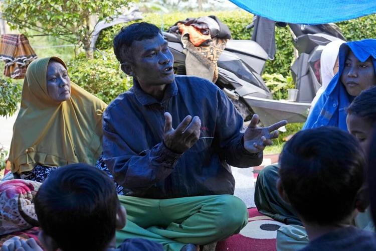 Indonesia quake survivor grieves 11 relatives as he rebuilds