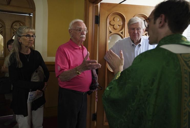 Migrants to Iowa strike different portraits where 'American Gothic' was created