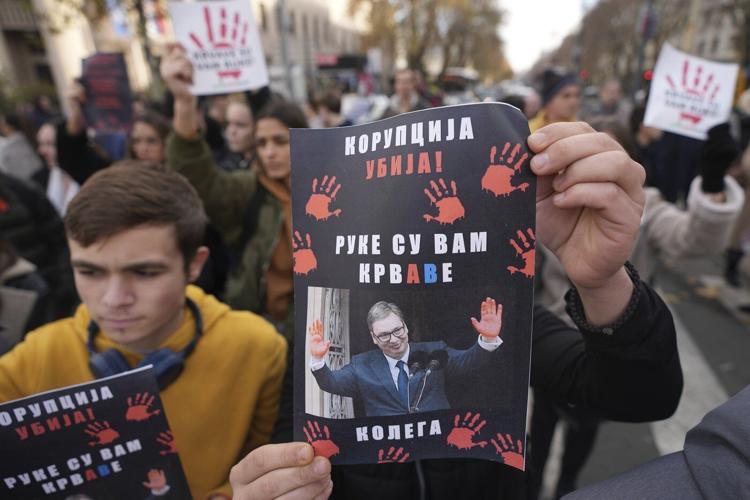 Car rams and injures orchestral musicians in Belgrade during a protest over station roof collapse