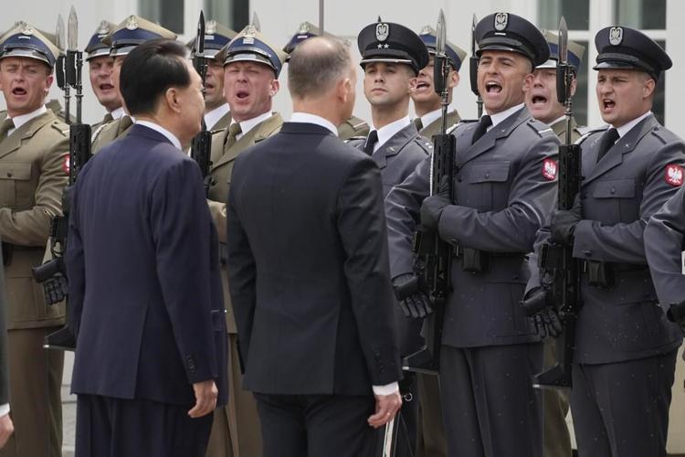 Presidents of South Korea and Poland hold talks on security, war in Ukraine and business cooperation