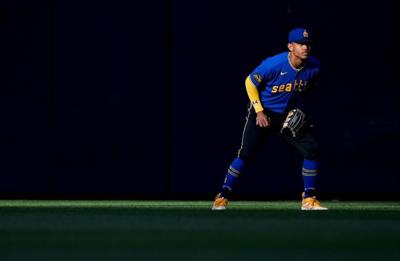 Teoscar Hernandez's game-winner against former team gives Mariners 3-2 win over Blue Jays