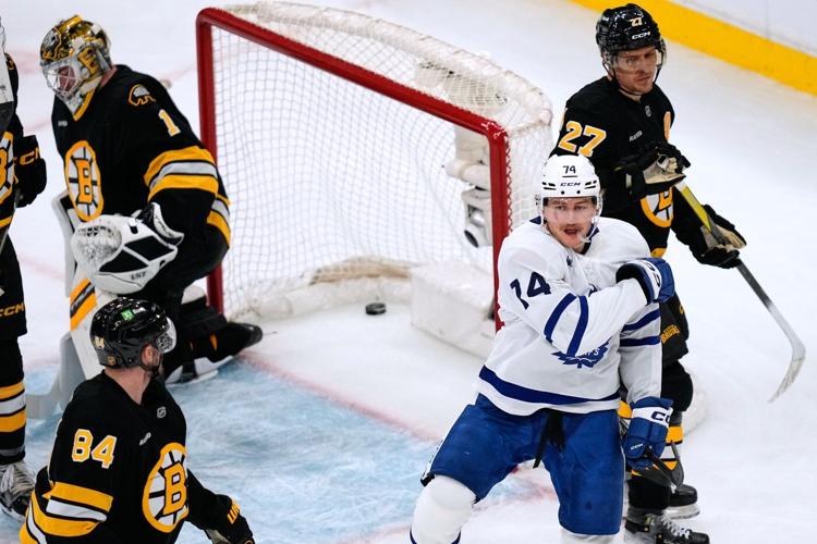 Pastrnak scores twice, hits 400-goal milestone as Bruins beat Maple Leafs 5-3
