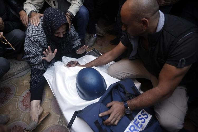 3 hostages mistakenly killed by Israeli troops had been holding a white flag, military officials say