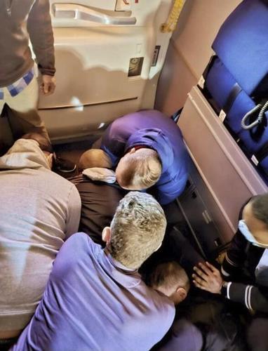 Passengers restrain man who tried to stab flight attendant