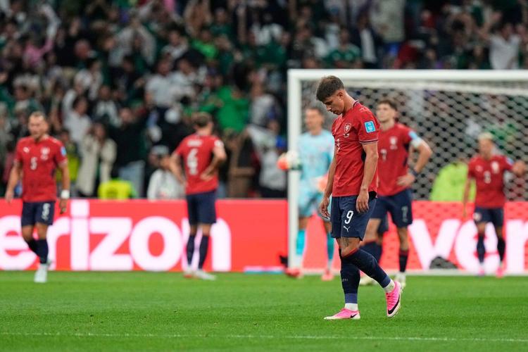 Mexico beats Czech Republic 3-0 to to sweep World Cup group-stage matches