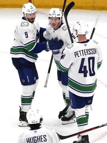 Heinen scores twice as the Canucks beat the Blackhawks 6-3 for their 3rd straight win