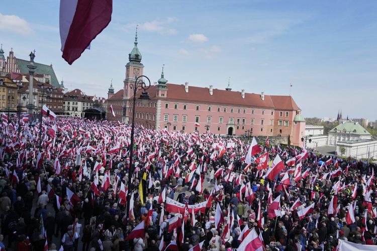Polish conservatives use a patriotic celebration to rally behind their presidential candidate