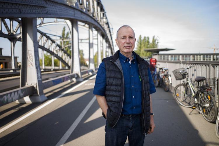 Frieder Reimold, journalist who wrote AP’s iconic ‘East Germany opens borders’ bulletin, dies at 80