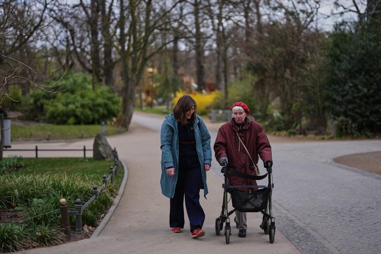 A specialized tour at the Berlin Zoo brings joy to people living with dementia