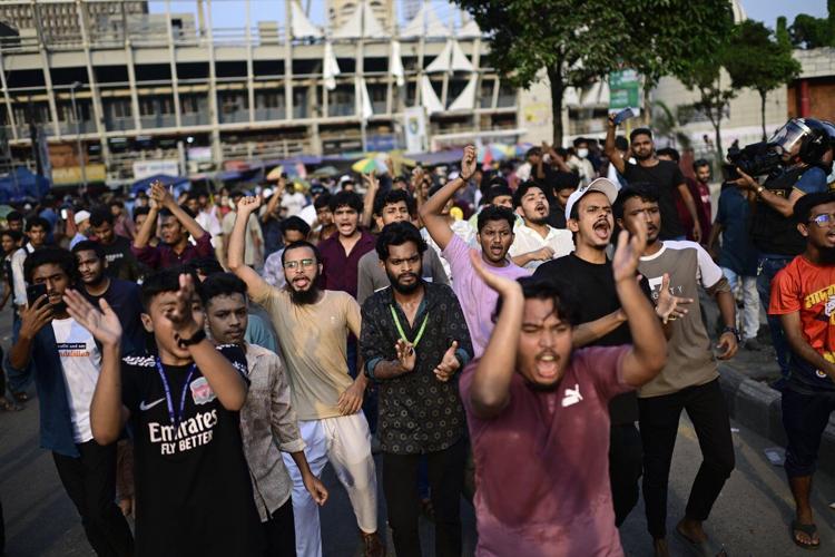 Bangladesh students protest after air force jet crash into school kills 31