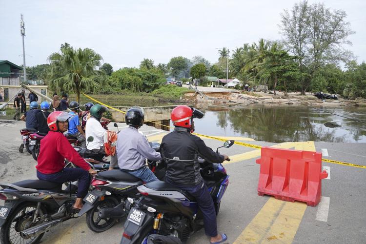 Floods wreak havoc in Malaysia, southern Thailand with over 30 killed, tens of thousands displaced