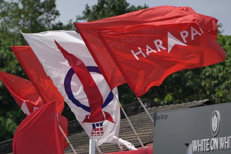 Malaysia's nationalist block closer to forming government