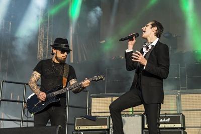 Wife of Jane's Addiction frontman says tension and animosity led to onstage scuffle